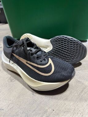 Nike Zoom Fly 5 Black/Gold Men’s Sz: 9.5 DM8968-002